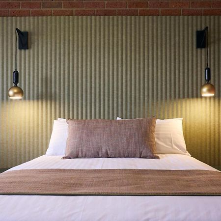 The Waterloo Hotel Swansea Bagian luar foto